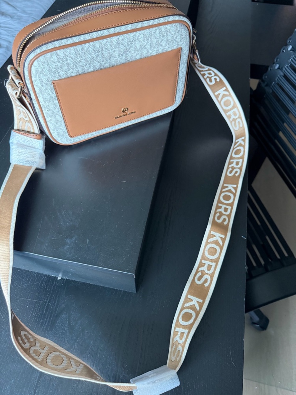NWT Michael Kors Tan & White Signature Crossbody - Picture 3 of 7